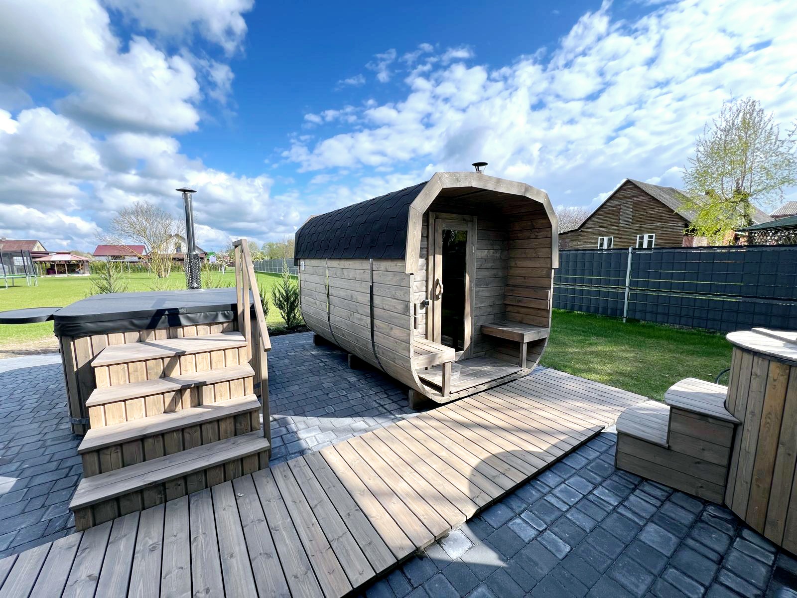 Grote Steam Dream buitensauna met hot tubs in een echte tuinopstelling